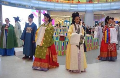 small_36Peragaan busana hanbok bertajuk Hanbok Wave