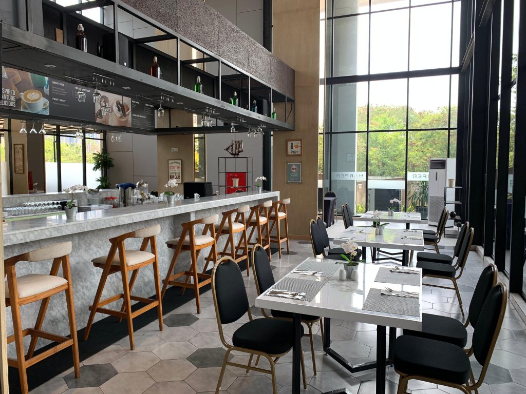 Kiri ke Kanan: Stall Resto, Buffet Resto, Rustik Resto