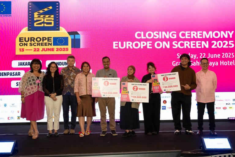 Foto bersama para pemenang SFPP EoS 2025 dengan H. E. Denis Chaibi, para juri, dan Ko-Direktur EoS 2025