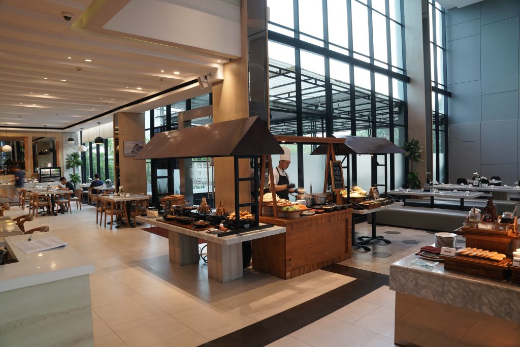 Kiri ke Kanan: Stall Resto, Buffet Resto, Rustik Resto