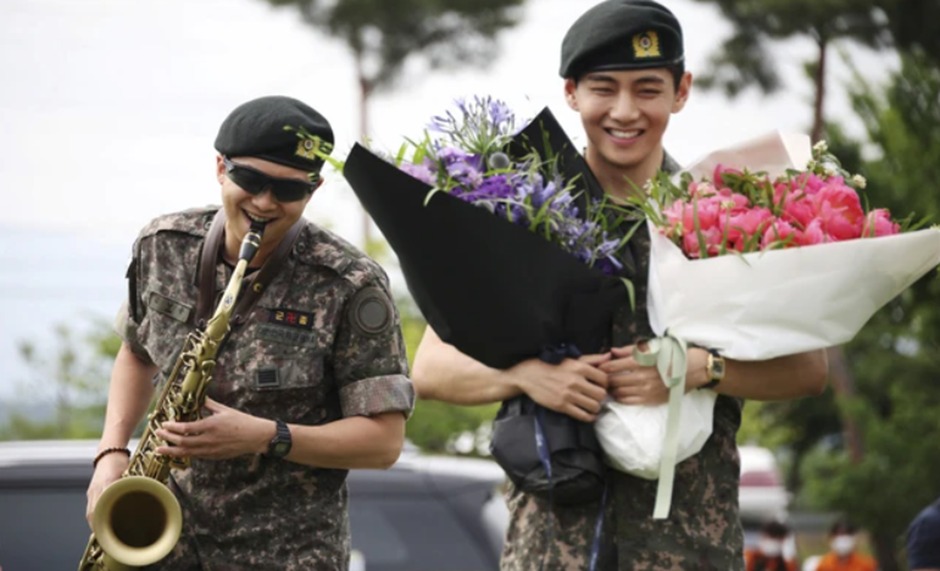 https://kumparan.com/kumparank-pop/welcome-back-rm-dan-v-bts-akhirnya-selesaikan-wajib-militer-25EoKRcZGuJ/full