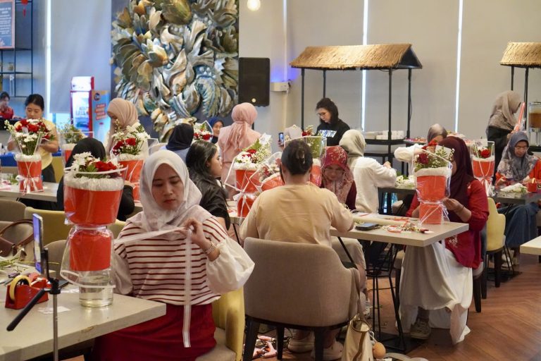 Swiss-Belinn Airport Surabaya Ajak Pecinta Bunga Rayakan Merah Putih dengan Seni Merangkai