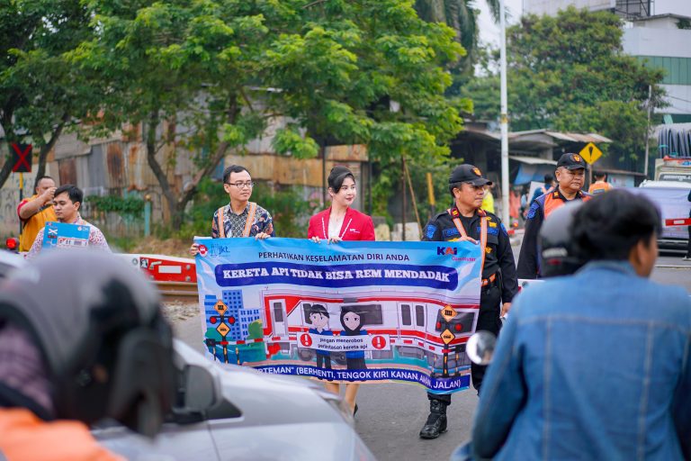 Peringati Hari Perhubungan Nasional, KAI Commuter Ajak Disiplin di Perlintasan Sebidang